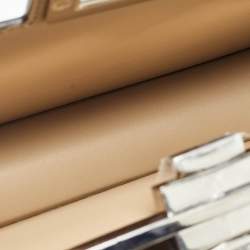 مملوكة مسبقًا حقيبة فندي بيكابو جلد بيج لامع متوسطة