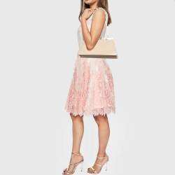 مملوكة مسبقًا حقيبة فندي بيكابو جلد بيج لامع متوسطة