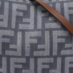 مملوكة مسبقًا حقيبة كتف فيندي فينديغرافي دينيم أزرق وجلد