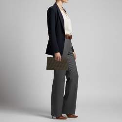 مملوكة مسبقًا Fendi Baguette Medium Tobacco Zucca Canvas Flat Pouch