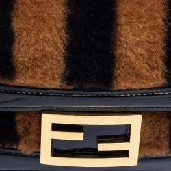 Pre Owned حقيبة باغيت فندي ميني بيكوين جلد لامع وفرو بني/أسود