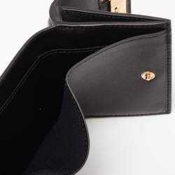 مملوكة مسبقًا محفظة فندي جلد نقشة أف أف أسود ثلاثية الطية صغيرة 