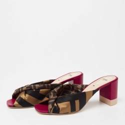 مملوكة مسبقًا حذاء سلايد فندي ساتان مطبوع شعار الماركة ثلاثي اللون بعقدة ملتفة مقدمة مفتوحة مقاس 40