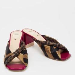 مملوكة مسبقًا حذاء سلايد فندي ساتان مطبوع شعار الماركة ثلاثي اللون بعقدة ملتفة مقدمة مفتوحة مقاس 40