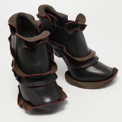 مملوكة مسبقًا Fendi Black/Grey Leather Ruffled Booties Size 40