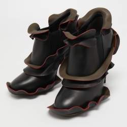 مملوكة مسبقًا Fendi Black/Grey Leather Ruffled Booties Size 40