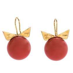 مملوكة مسبقًا أقراط فندي خطاف ذهبي اللون و خرز مرجاني و كريستال وندر