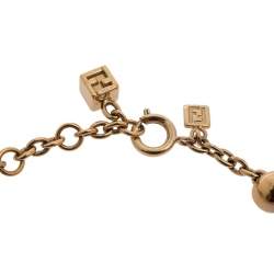 مملوكة مسبقًا سوار فندي ذهبي اللون بدلاية مكعب منقوشة وسلسلة 