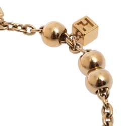 مملوكة مسبقًا سوار فندي ذهبي اللون بدلاية مكعب منقوشة وسلسلة 