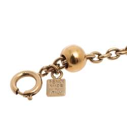 مملوكة مسبقًا سوار فندي ذهبي اللون بدلاية مكعب منقوشة وسلسلة 