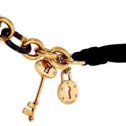 مملوكة مسبقًا قلادة فندي قفل ومفاتيح ذهبي اللون بشريط