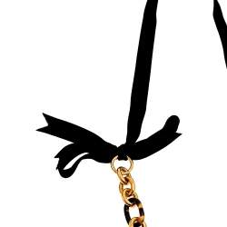 مملوكة مسبقًا قلادة فندي قفل ومفاتيح ذهبي اللون بشريط