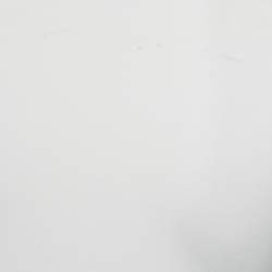 Pre Owned بلوزة فندي قصيرة من الجيرسيه بياقة من الدانتيل بالأبجدية بيضاء مقاس صغير