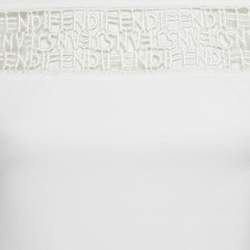 Pre Owned بلوزة فندي قصيرة من الجيرسيه بياقة من الدانتيل بالأبجدية بيضاء مقاس صغير