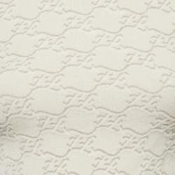 Pre Owned بلوفر فنْدي أوف وايت بتصميم كارليغرافي ثلاثي الأبعاد برقبة عالية مقاس صغير جدًا (إكس سمول)