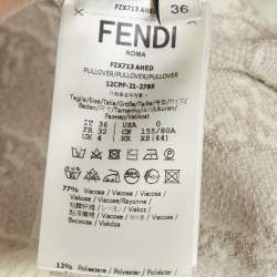 Pre Owned بلوفر فنْدي أوف وايت بتصميم كارليغرافي ثلاثي الأبعاد برقبة عالية مقاس صغير جدًا (إكس سمول)