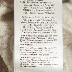 Pre Owned بلوفر فنْدي أوف وايت بتصميم كارليغرافي ثلاثي الأبعاد برقبة عالية مقاس صغير جدًا (إكس سمول)