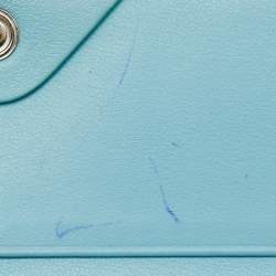 مملوكة مسبقًا محفظة بسلسلة فندي جلد مزينة أزرق فاتح