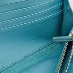 مملوكة مسبقًا محفظة بسلسلة فندي جلد مزينة أزرق فاتح