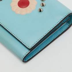 مملوكة مسبقًا محفظة بسلسلة فندي جلد مزينة أزرق فاتح