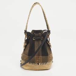 مملوكة مسبقًا حقيبة دلو صغيرة فاندي قماش ثلاثي الألوان ورافيا مون تريزور مع حبل ربط