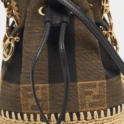 مملوكة مسبقًا حقيبة دلو صغيرة فاندي قماش ثلاثي الألوان ورافيا مون تريزور مع حبل ربط