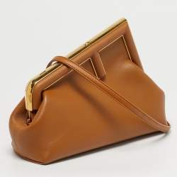 مملوكة مسبقًا حقيبة كتف فندي فيرست جلد بني صغيرة