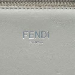 مملوكة مسبقًا حقيبة يد علوية فندي بيكابو أي سى يو صغيرة جلد أبيض