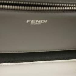 مملوكة مسبقًا حقيبة يد علوية فندي بيكابو أي سى يو صغيرة جلد أبيض