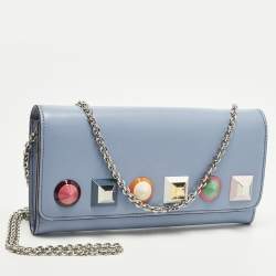 Pre Owned محفظة فندي بسلسلة جلد أزرق فاتح مرصعة بالمسامير