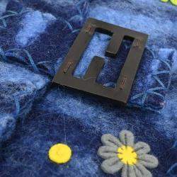 مملوكة مسبقًا حقيبة باغيت فندي زرقاء لباد وترقيع