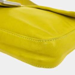 مملوكة مسبقًا حقيبة باغيت جلدية صفراء فندي
