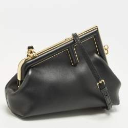 مملوكة مسبقًا حقيبة كلتش جلد أسود صغيرة فيندي فيرست