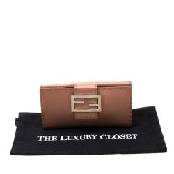 مملوكة مسبقًا محفظة فندي سيليريا جلد ميتالك ذهبية وردية