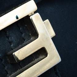 مملوكة مسبقًا حقيبة كتف فندي ماكسي باغويت جلد سوداء بقلاب