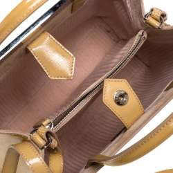 مملوكة مسبقًا حقيبة يد فندي 2جور صغيرة جلد لامعة صفراء 