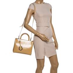 مملوكة مسبقًا حقيبة يد فندي 2جور صغيرة جلد لامعة صفراء 