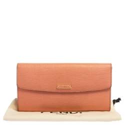 مملوكة مسبقًا Fendi Peach Leather Logo Flap Continental Wallet
