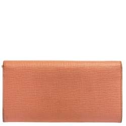 مملوكة مسبقًا Fendi Peach Leather Logo Flap Continental Wallet