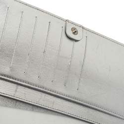 مملوكة مسبقًا Fendi Metallic Silver Logo Embossed Leather Wallet On Chain 