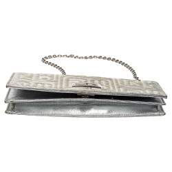مملوكة مس بقًا Fendi Metallic Silver Logo Embossed Leather Wallet On Chain 