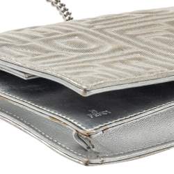 مملوكة مسبقًا Fendi Metallic Silver Logo Embossed Leather Wallet On Chain 