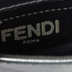 مملوكة مسبقًا محفظة بسلسلة فندي تيوب جلد فضي ميتالك