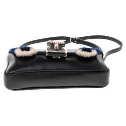 مملوكة مسبقًا حقيبة كتف فندي باغويت حافة فرو وجلد أسود مزين بوغي صغيرة جداً