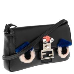 مملوكة مسبقًا حقيبة كتف فندي باغويت حافة فرو وجلد أسود مزين بوغي صغيرة جداً