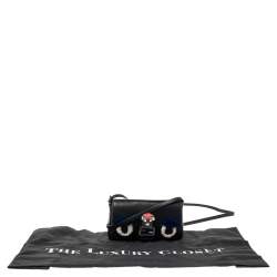 مملوكة مسبقًا حقيبة كتف فندي باغويت حافة فرو وجلد أسود مزين بوغي صغيرة جداً