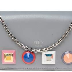 مملوكة مسبقًا محفظة بسلسلة فندي قلاب مرصع جلد رمادي