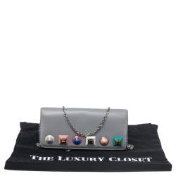 مملوكة مسبقًا محفظة بسلسلة فندي قلاب مرصع جلد رمادي