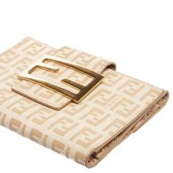 مملوكة مسبقًا Fendi Cream Zucchino Coated Canvas FF Flap Compact Wallet