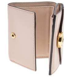 مملوكة مسبقًا  محفظة فندي مايكرو إف إذ فندي جلد وردي ثلاثية الطي